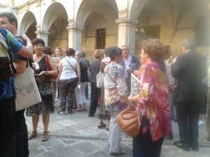 Els assistents durant la pausa-tastet que va tenir lloc al claustre de l´Institut d´Estudis Catalans. 