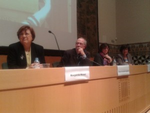 D´esquerra a dreta: Margarida Muset, sòcia fundadora i homenatgeada; Josep González-Agápito, president de la secció de Filosofia i Ciències Socials; membre del CDL; Sara Blasi, sòcia SCP